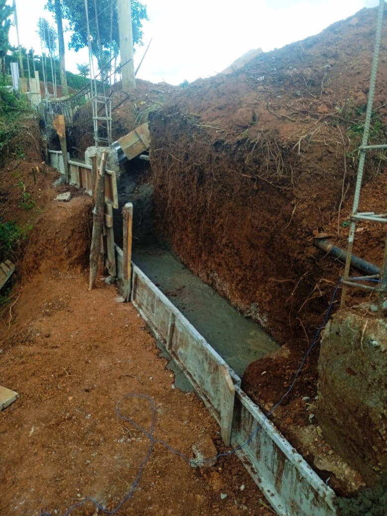 Retaining wall construction with concrete formwork